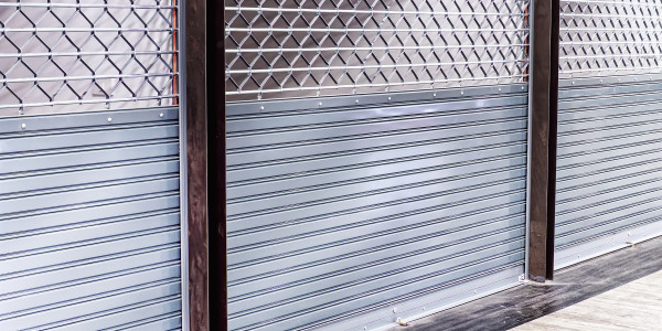 Reformas Integrales de Tiendas y Locales  Comerciales en Girona · Instalación de  Ventanas y Persianas Comerciales